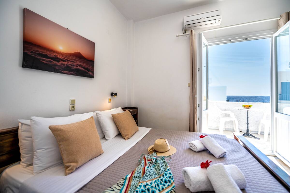 Comfort Room, 1 Bedroom | Individually furnished, desk, soundproofing, iron/ironing board