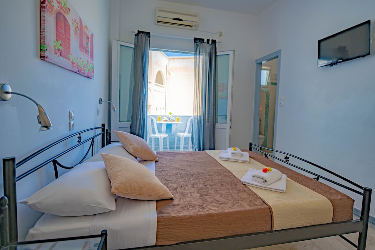 Standard Triple Room | Individually furnished, desk, soundproofing, iron/ironing board