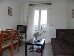 Standard-Apartment | Wohnbereich | Fernseher