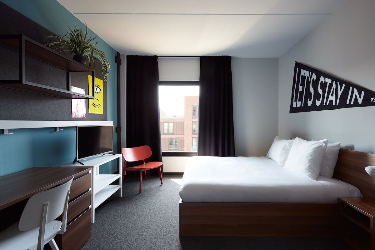 Premium bedding, desk, soundproofing, free cots/infant beds