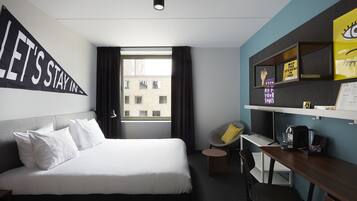 Premium bedding, desk, soundproofing, free cribs/infant beds