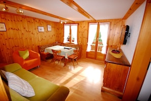 Apartment, 3 Schlafzimmer, Balkon | Wohnzimmer | Flachbildfernseher
