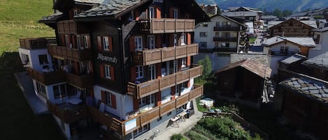 Vista frontal de la propiedad