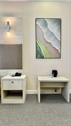 Minibar, caja de seguridad en la habitación y escritorio 