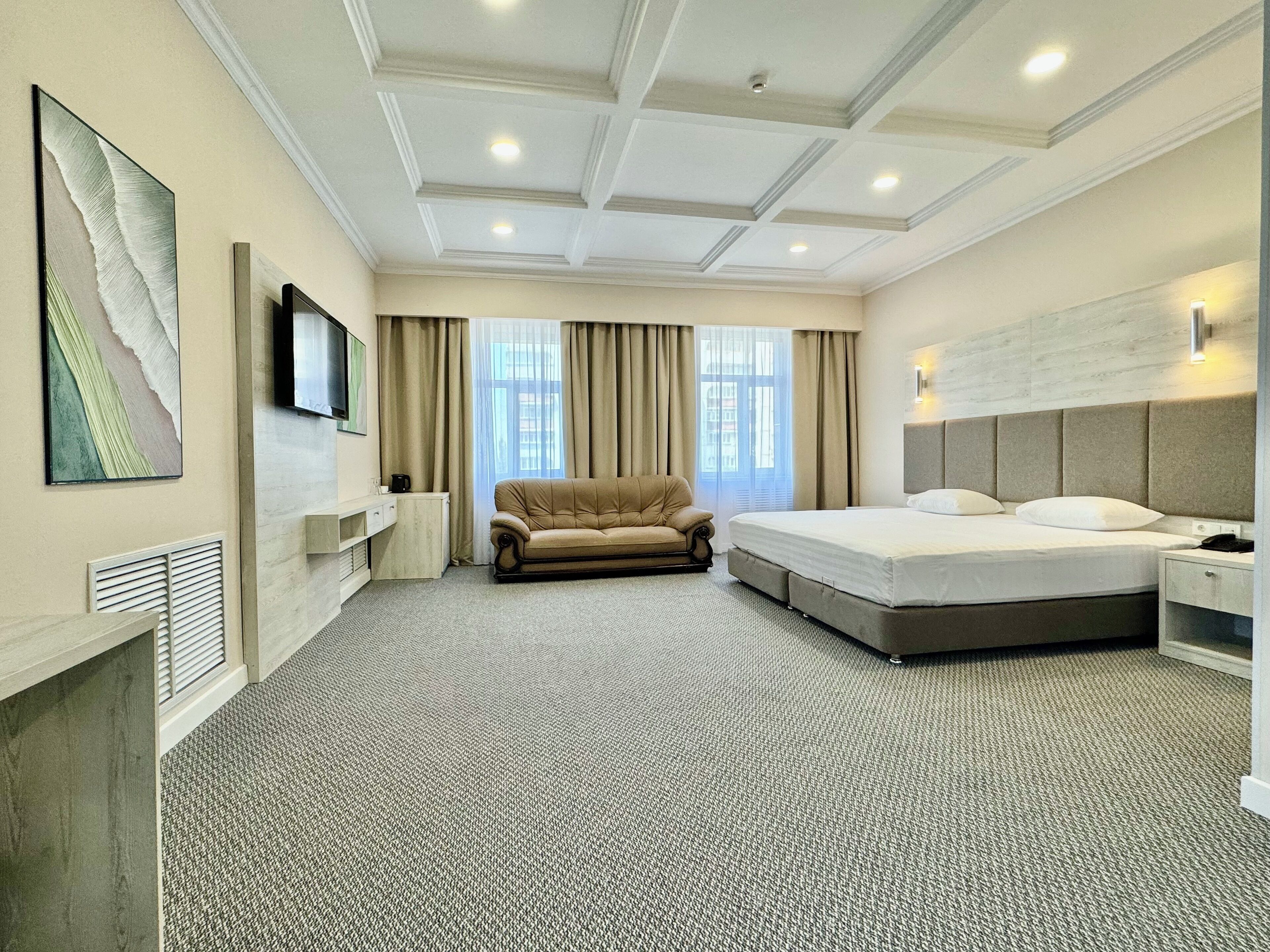 Kamar Double atau Twin Mewah, 1 Tempat Tidur King, hot tub, pemandangan kota | Minibar, brankas, meja kerja, dan tirai kedap cahaya