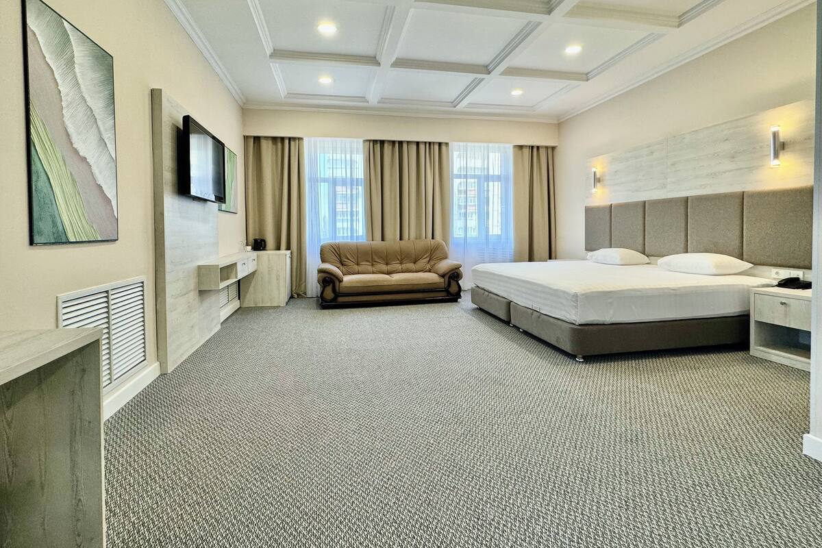 Kamar Double atau Twin Mewah, 1 Tempat Tidur King, hot tub, pemandangan kota | Minibar, brankas, meja kerja, dan tirai kedap cahaya