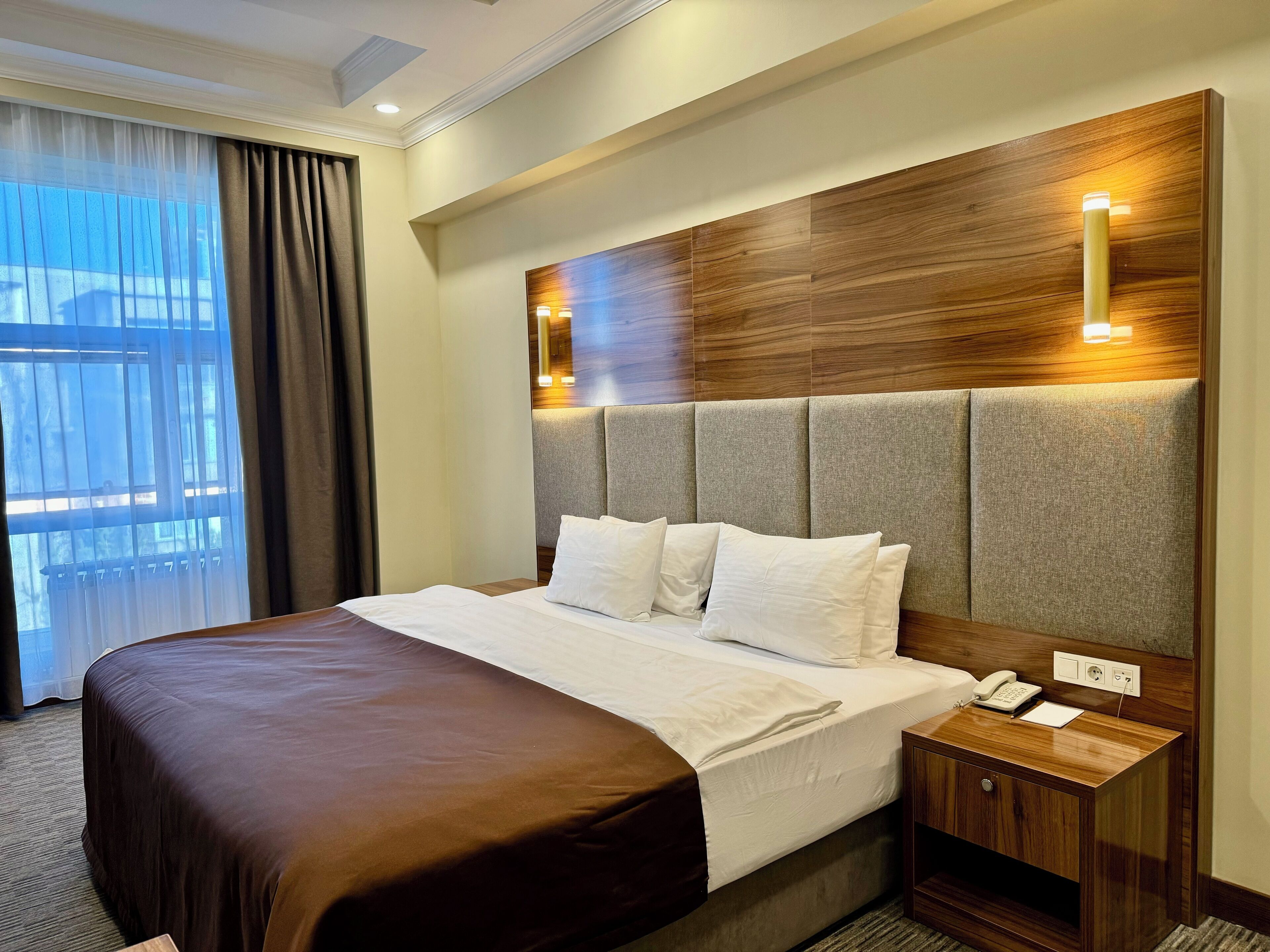 Quarto casal ou duplo superior, 1 quarto | Frigobar, cofres nos quartos, escrivaninha, cortinas blackout