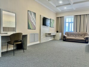 Minibar, caja de seguridad en la habitación y escritorio 