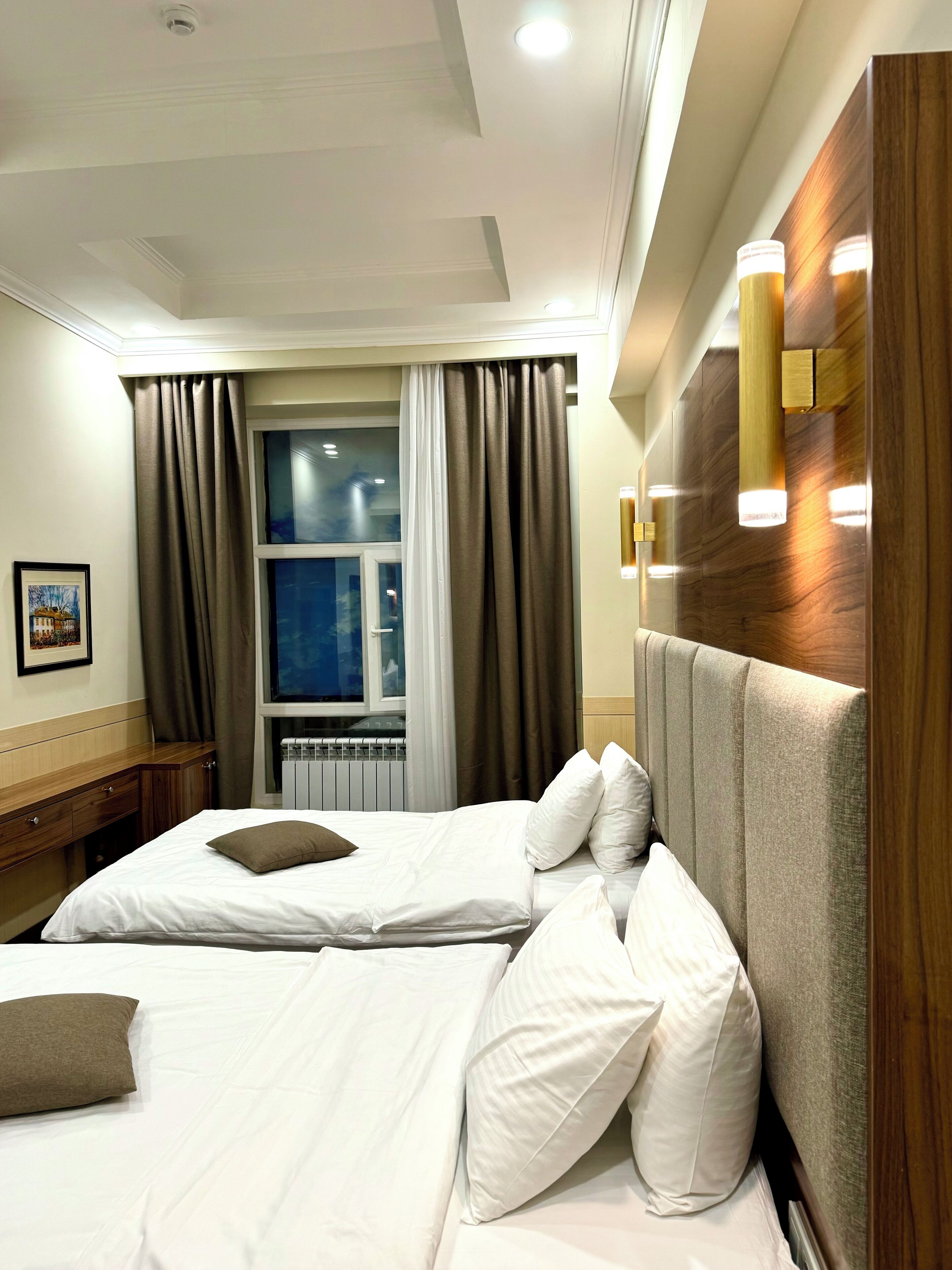 Minibar, brankas, meja kerja, dan tirai kedap cahaya