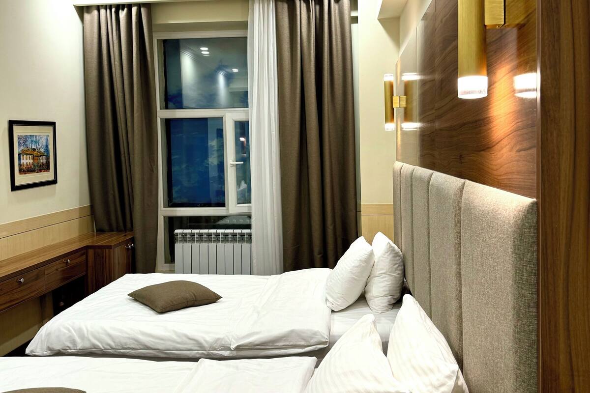 Minibar, brankas, meja kerja, dan tirai kedap cahaya