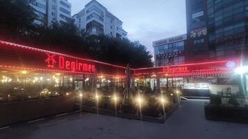 Der serveres frokost og aftensmad