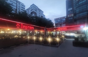 供應午餐和晚餐