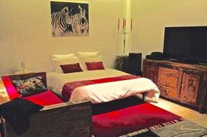 Suite Premium, 1 habitación, terraza, en la zona del jardín | Zona de estar | Televisión de pantalla plana de 40 pulgadas con canales digitales