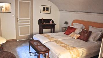 Suite Premium, 1 habitación, terraza, en la zona del jardín | Ropa de cama de alta calidad, caja fuerte, decoración individual