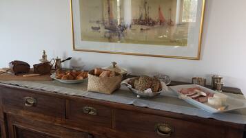 Desayuno continental gratuito y diario