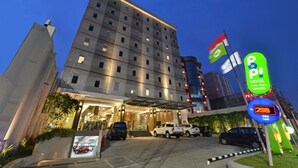 A hotel with a modern facade, multiple floors, and a prominent sign indicating it is a Pop! Hotel in Jakarta. - POP! Hotel Pasar Baru Jakarta (Jakarta)
