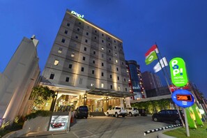 Front of property - evening/night - POP! Hotel Pasar Baru Jakarta (Jakarta)