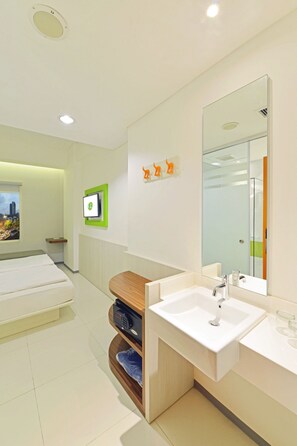 Shower, towels, soap, shampoo - POP! Hotel Pasar Baru Jakarta (Jakarta)