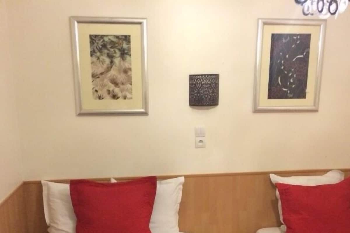 Habitación con 2 camas individuales | Escritorio, cortinas blackout, cunas gratuitas y wifi gratis
