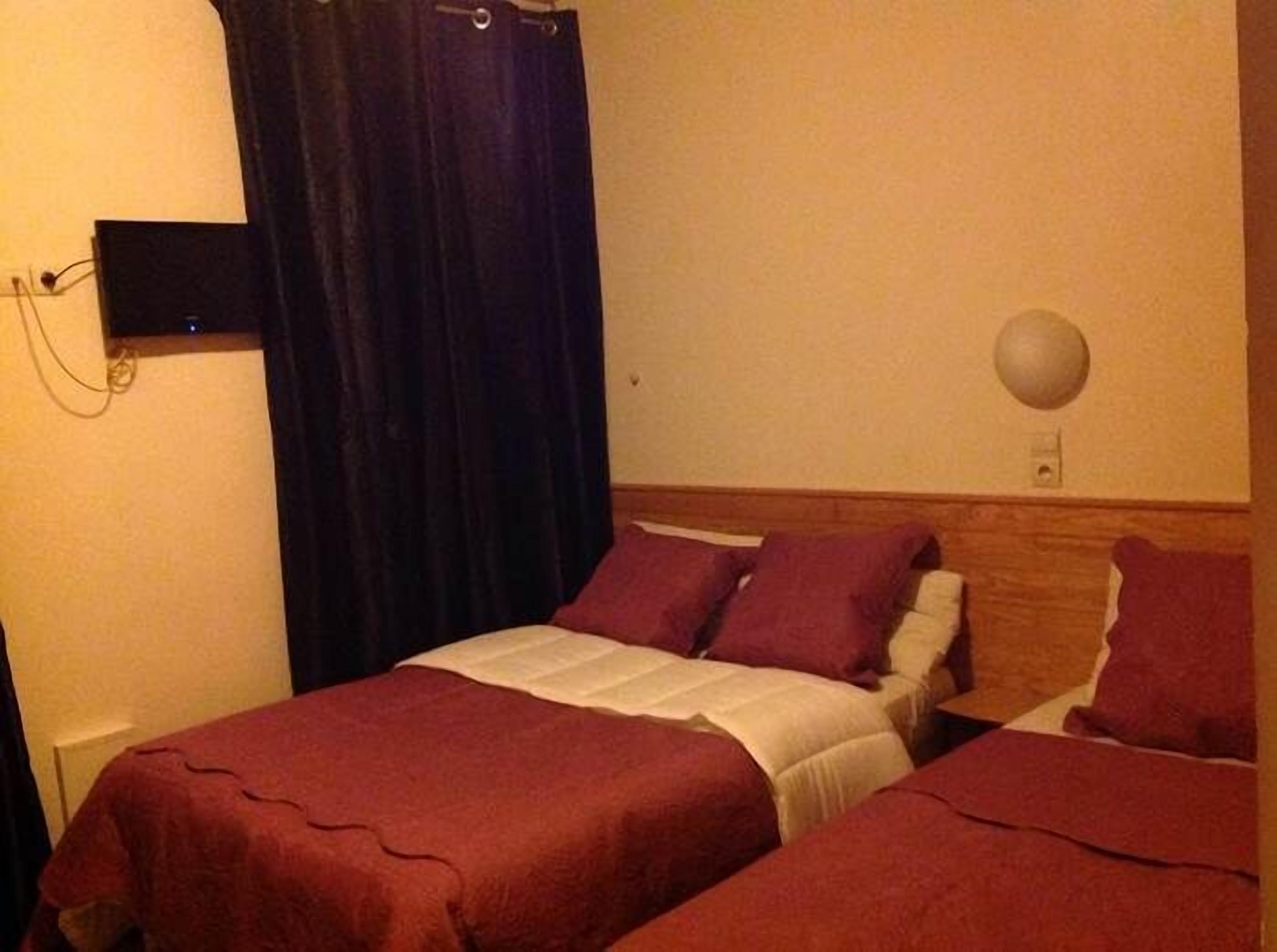 triple room | desk, blackout curtains, free cots/infant beds, free wifi