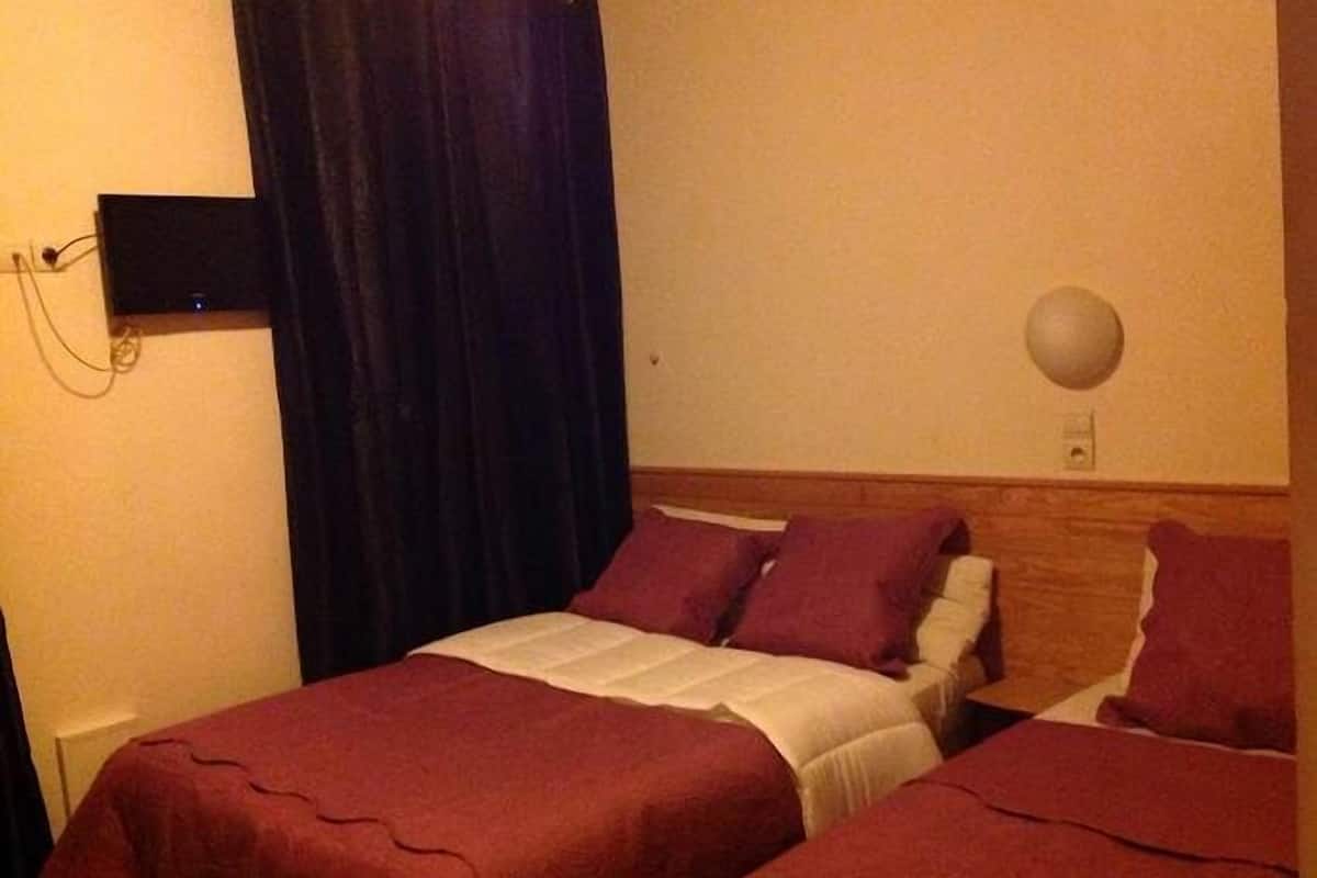 triple room | desk, blackout curtains, free cots/infant beds, free wifi