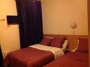 Triple Room | Desk, blackout drapes, free cribs/infant beds, free WiFi - Hôtel Nice Savoie (Nice)