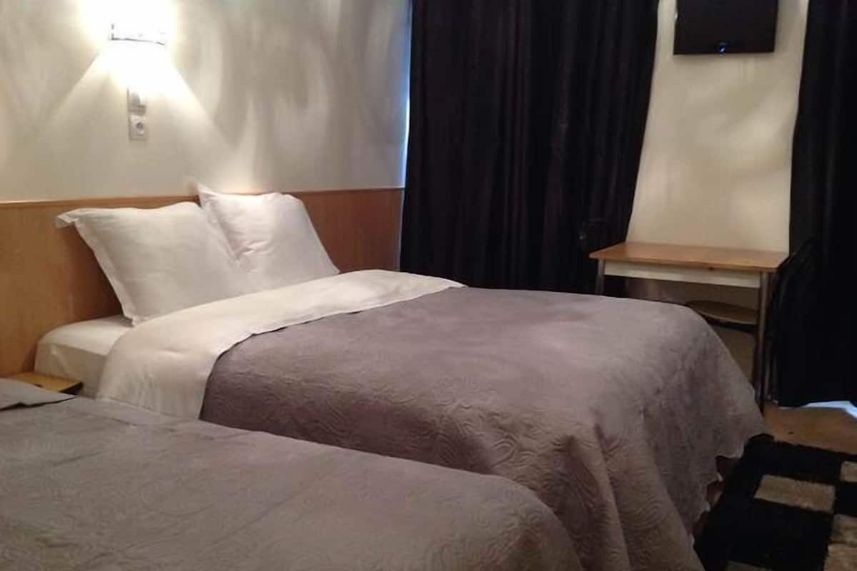Habitación triple | Escritorio, cortinas blackout, cunas gratuitas y wifi gratis
