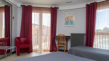 Triple Room, Sea View | In-room safe, desk, free WiFi