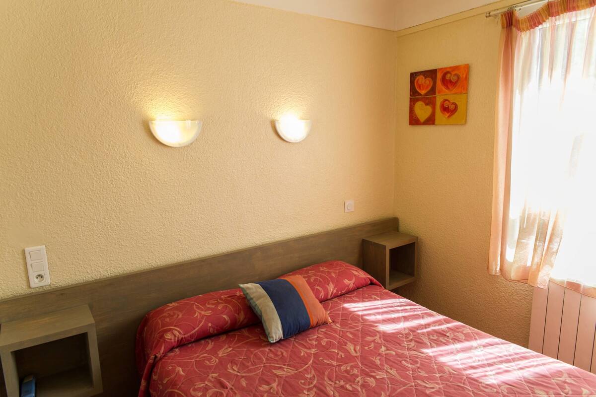 Chambre Double Standard, vue ville | Coffres-forts dans les chambres, bureau, Wi-Fi gratuit