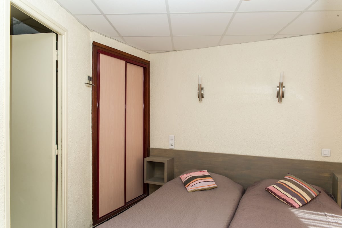 In-room safe, desk, free WiFi