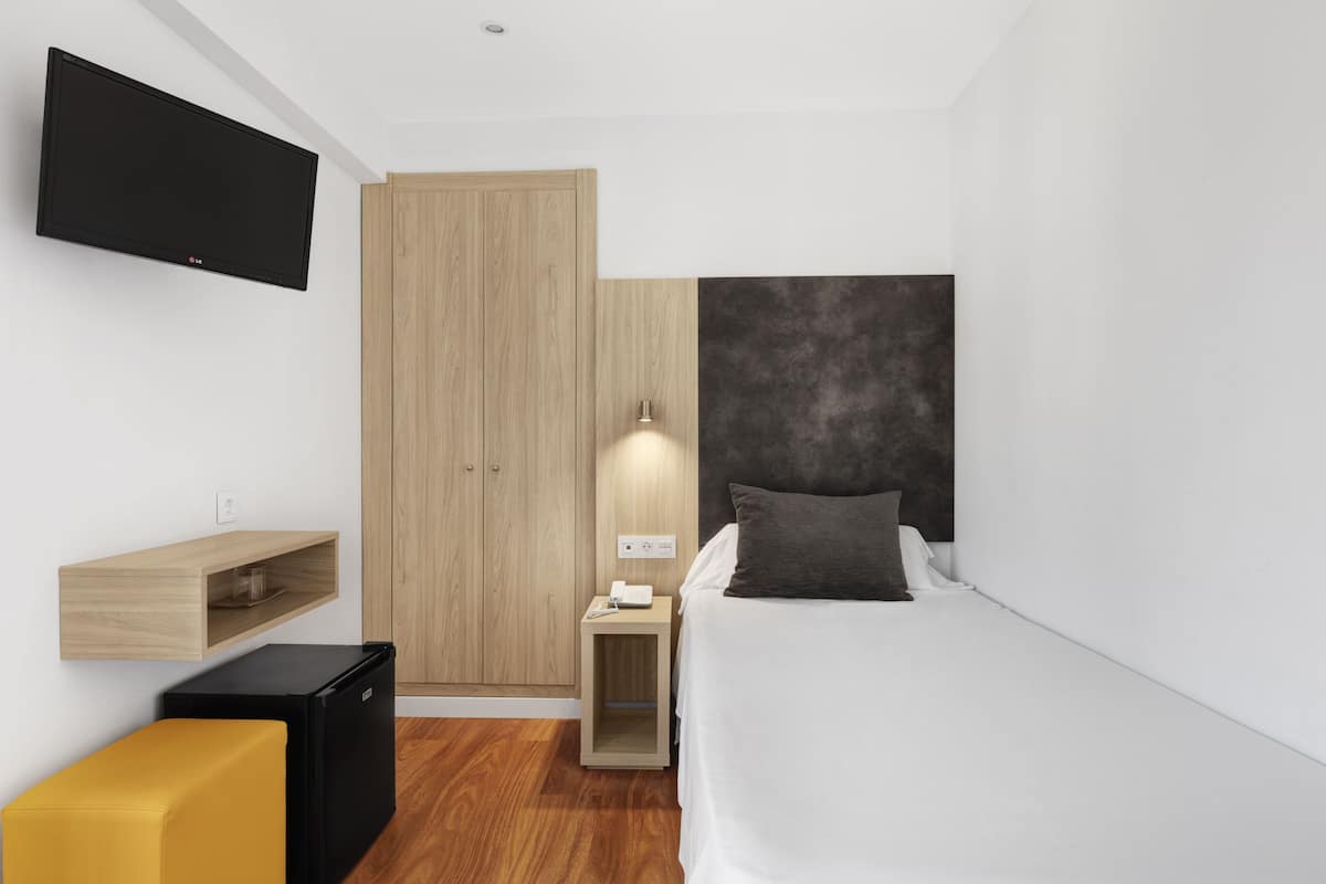 Quarto solteiro, sacada | Escrivaninha, cortinas blackout, quartos à prova de som