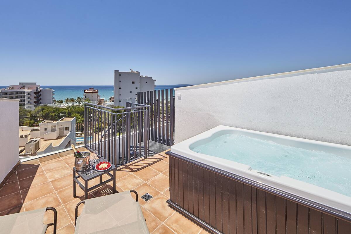 Quarto casal superior, banheira de hidromassagem, vista para o mar | Escrivaninha, cortinas blackout, quartos à prova de som