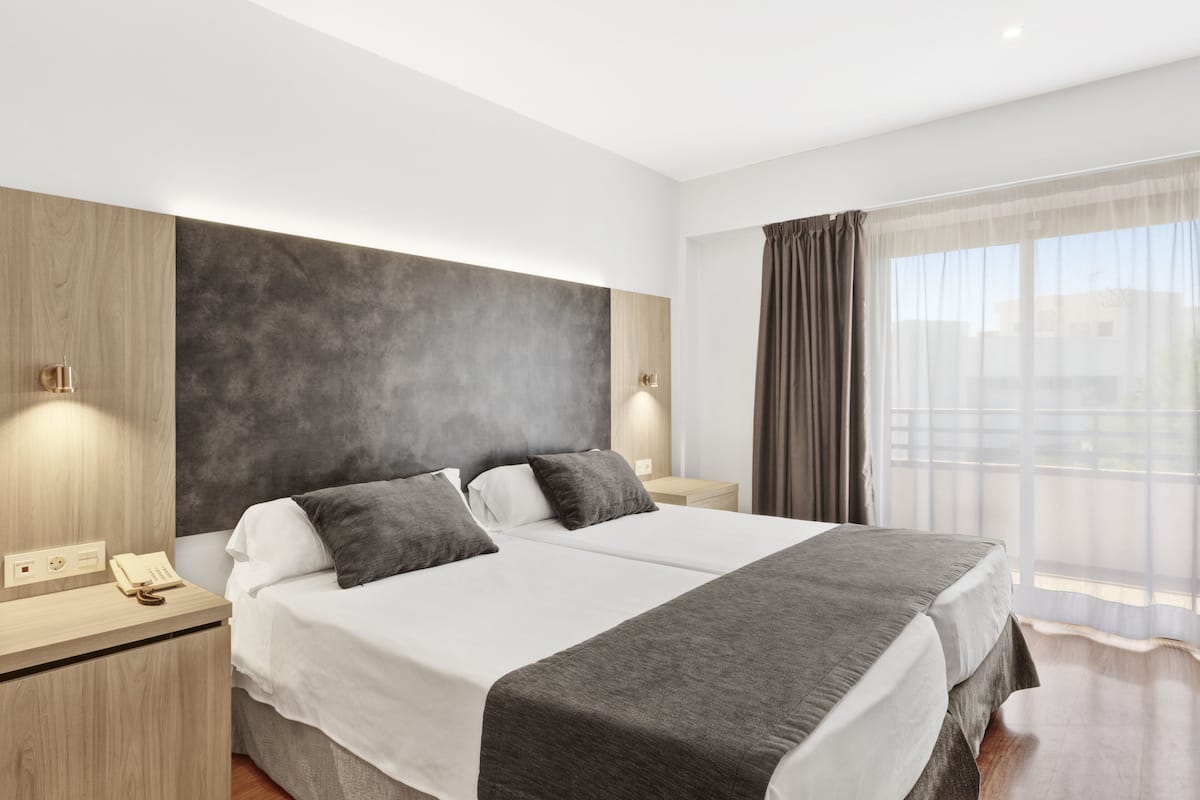 Quarto casal, sacada | Escrivaninha, cortinas blackout, quartos à prova de som