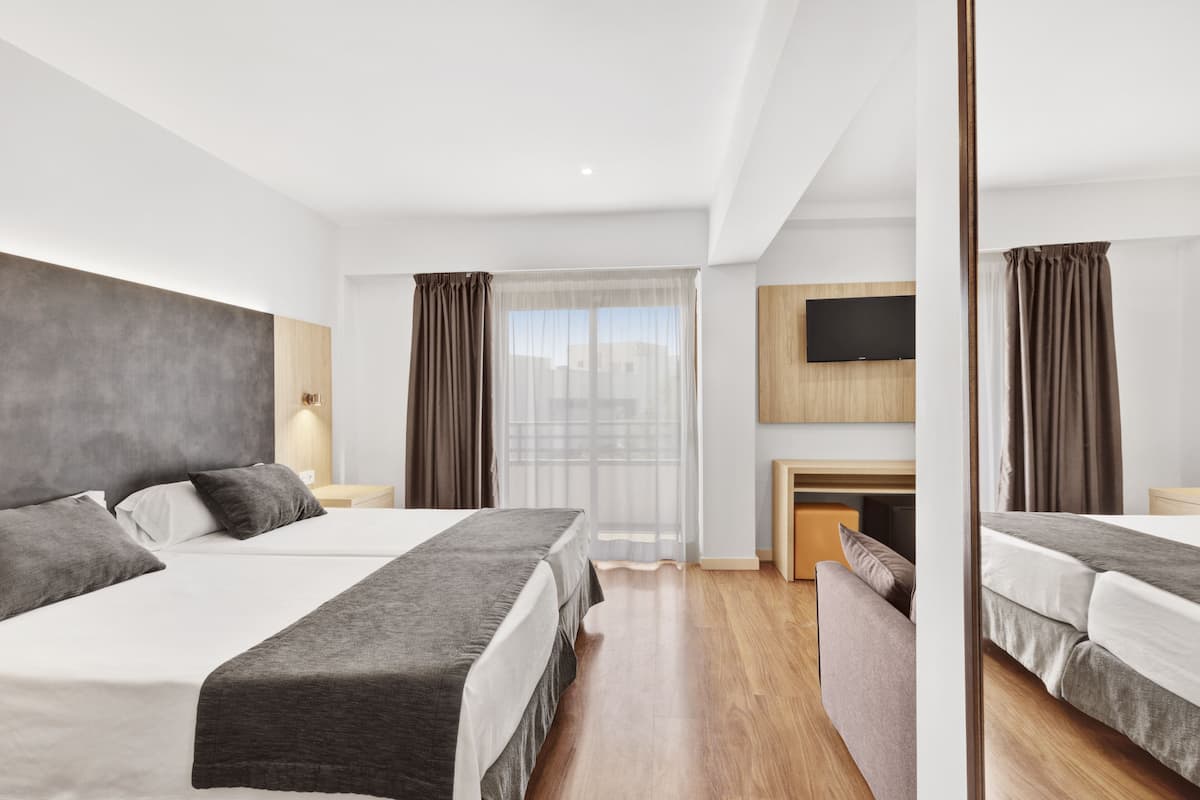 Quarto triplo, sacada | Escrivaninha, cortinas blackout, quartos à prova de som
