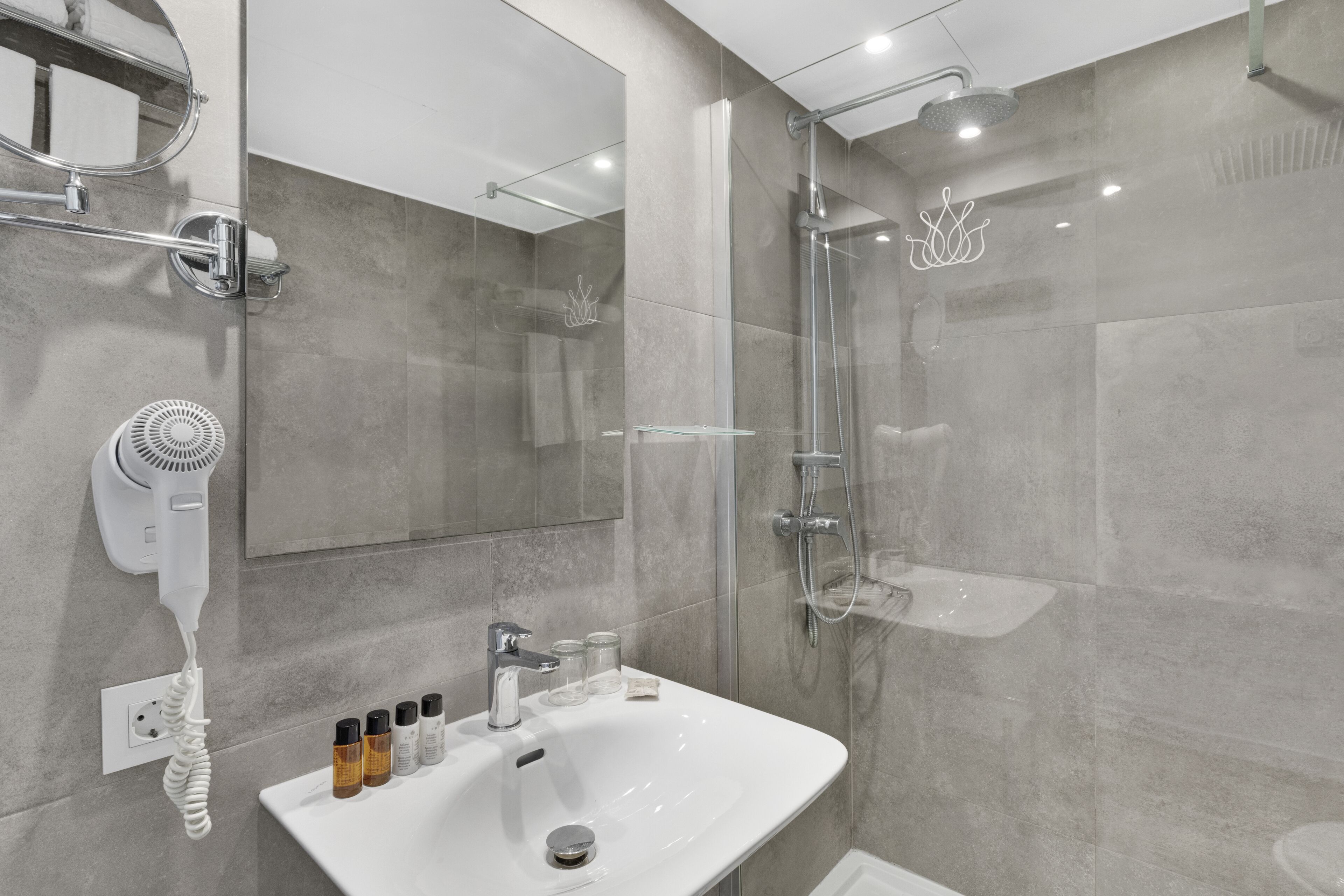 shower, free toiletries, hair dryer, towels