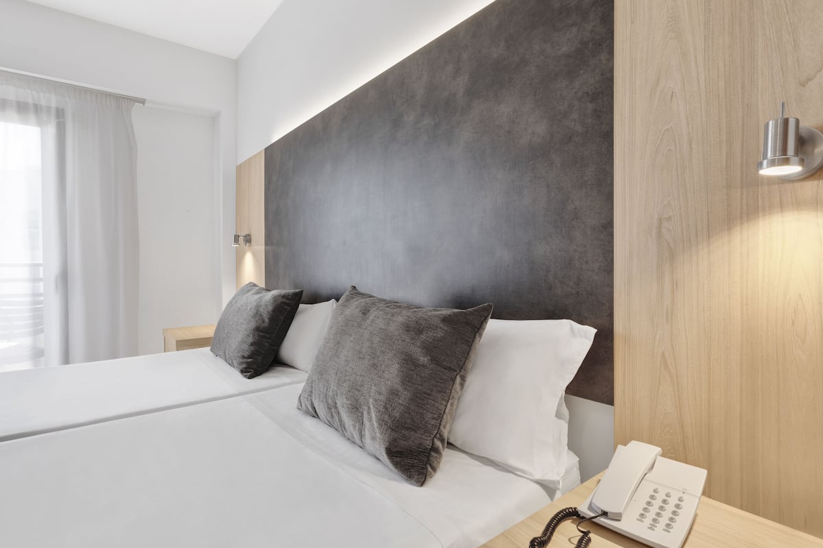 Quarto casal de uso individual, sacada | Escrivaninha, cortinas blackout, quartos à prova de som
