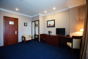 Standard Double or Twin Room | Bathroom | Free toiletries, hair dryer