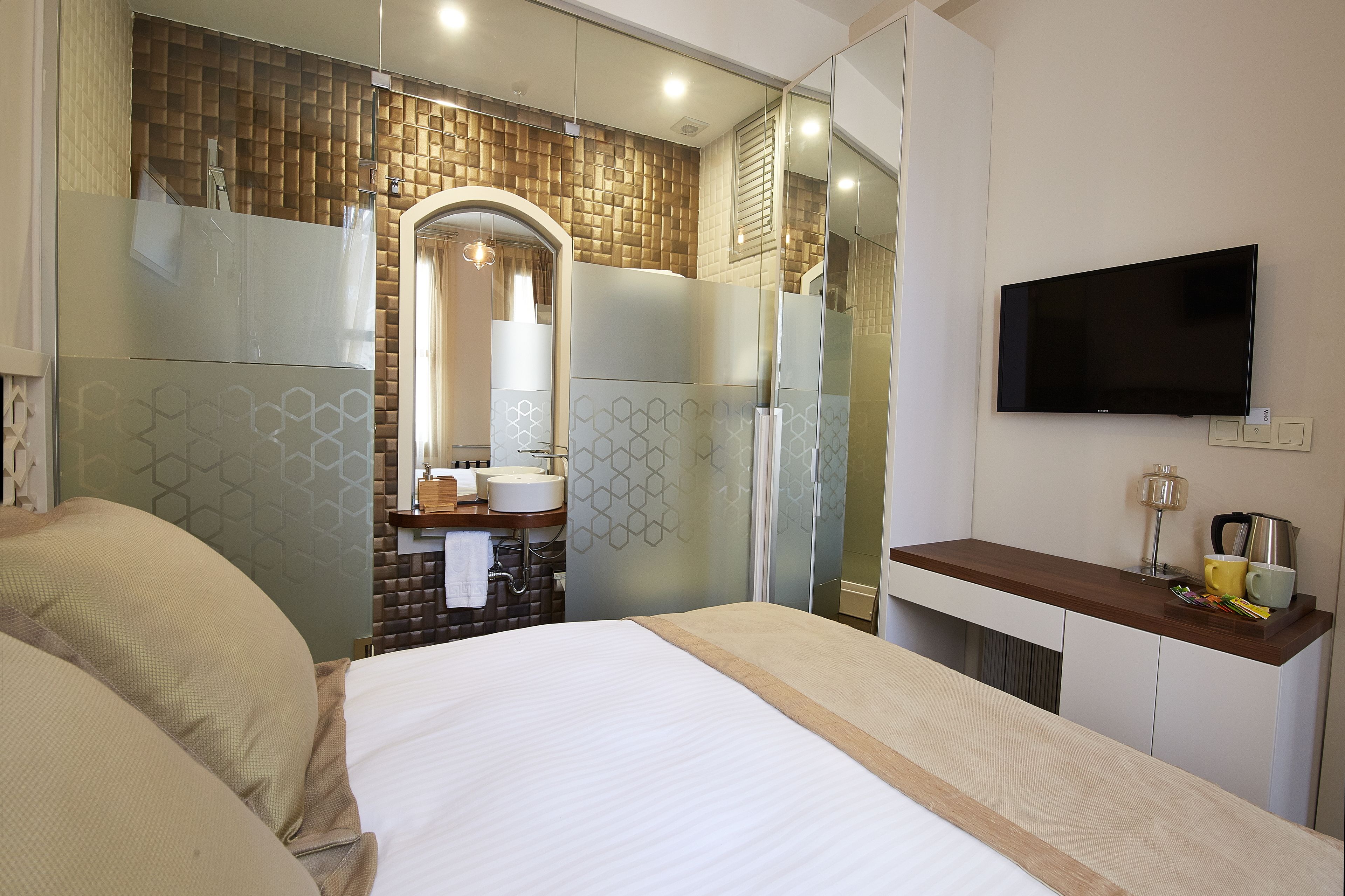 comfort room | in-room safe, desk, iron/ironing board, free wifi