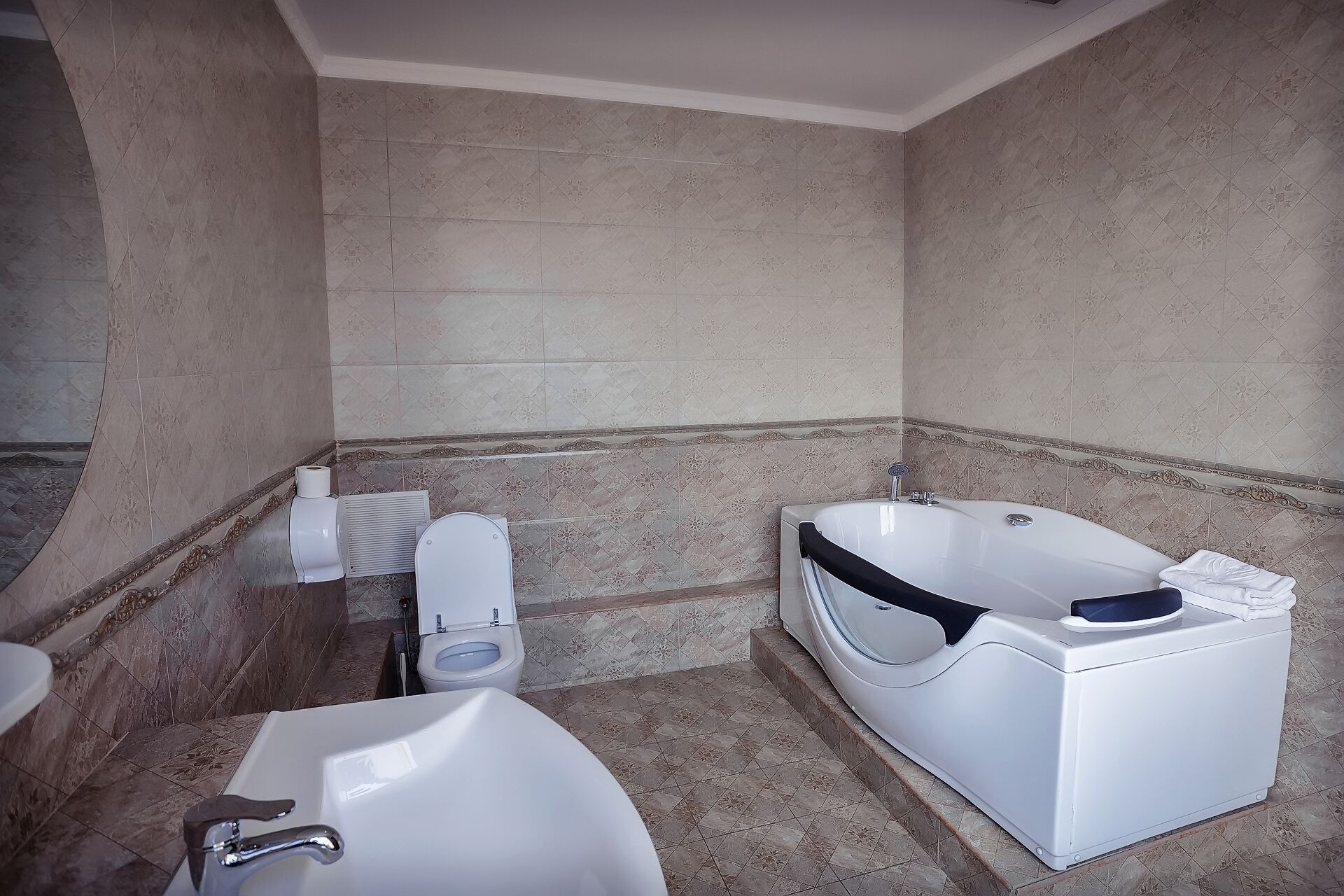 Une salle de bain avec une baignoire, des toilettes et un lavabo.