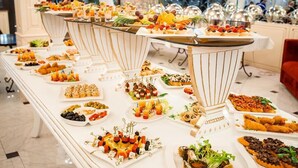 بوفيه فطور مجانًا يوميًا