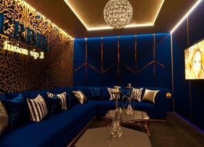 2 restaurants, breakfast served