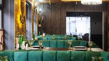 2 restauranter, der serverer morgenmad, frokost og aftensmad