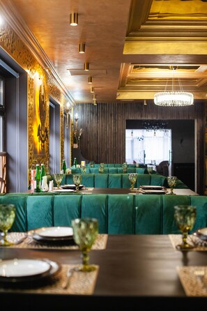 2 restauranter: frokost, lunsj og middag serveres