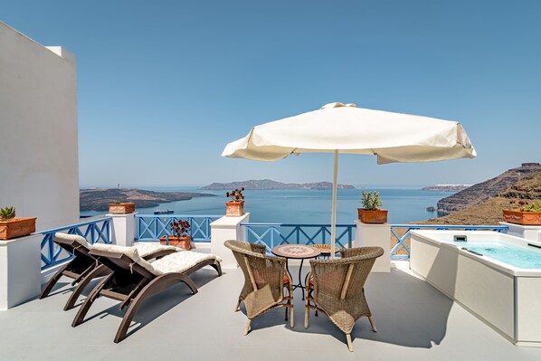 Comfort Penthouse, 2 Bedrooms, Jetted Tub, Sea View | Terrace/patio