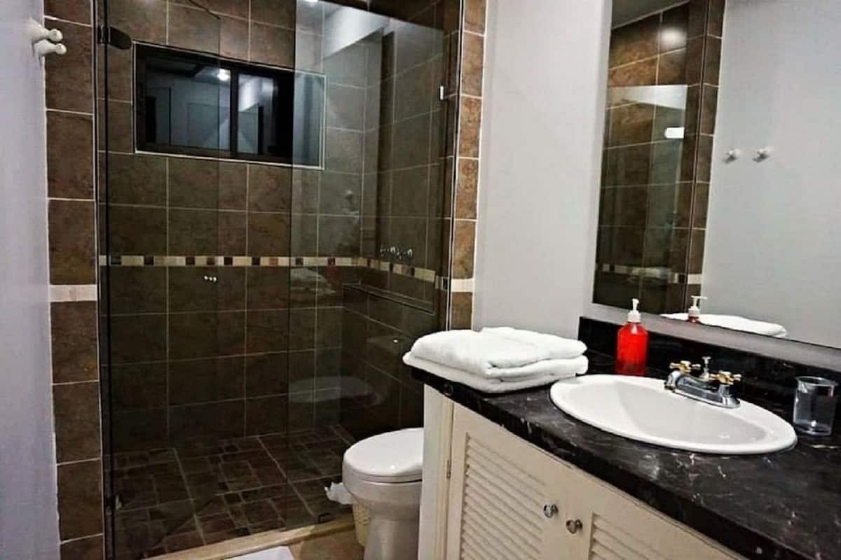 deluxe double room, 1 king bed, garden view | premium bedding, minibar, in-room safe, desk