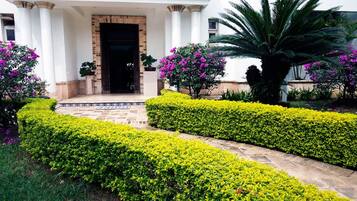Deluxe Double Room, 1 King Bed, Garden View | Garden view
