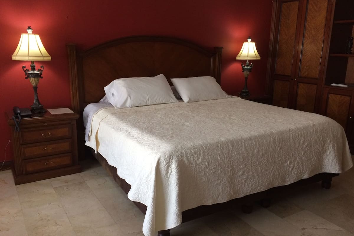 Deluxe vierpersoonskamer, Meerdere bedden | Luxe beddengoed, een minibar, een kluis op de kamer, een bureau