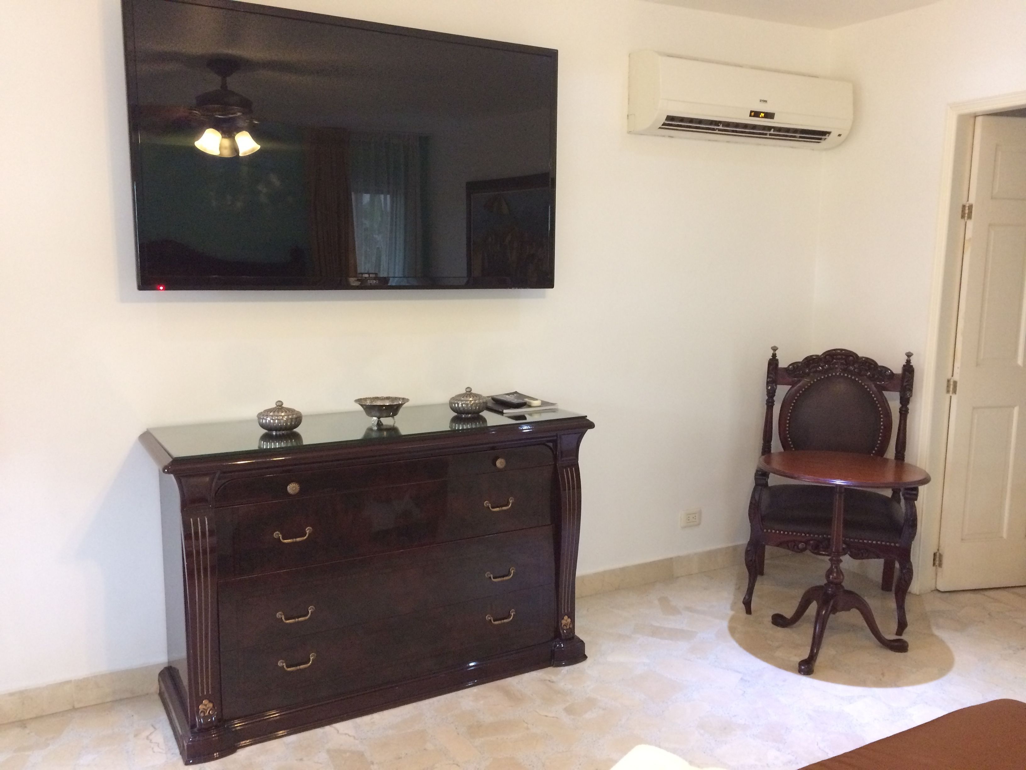 deluxe double room, 1 king bed, garden view | premium bedding, minibar, in-room safe, desk