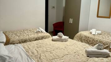 Quadruple Room | Desk, blackout drapes, bed sheets