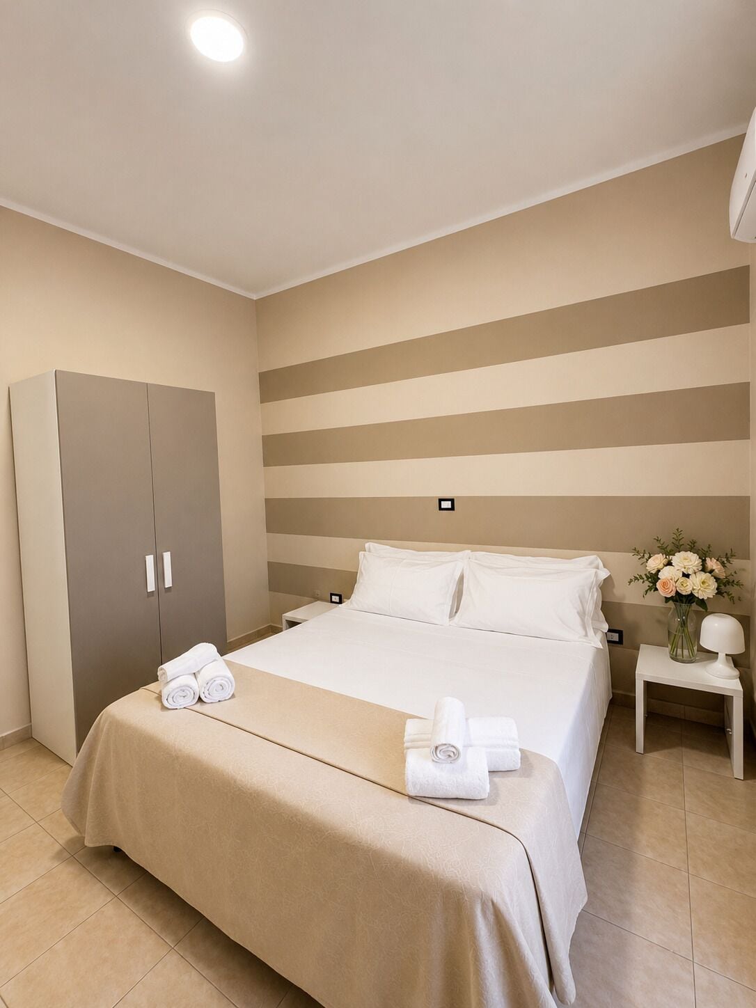 Escrivaninha, cortinas blackout, roupa de cama
